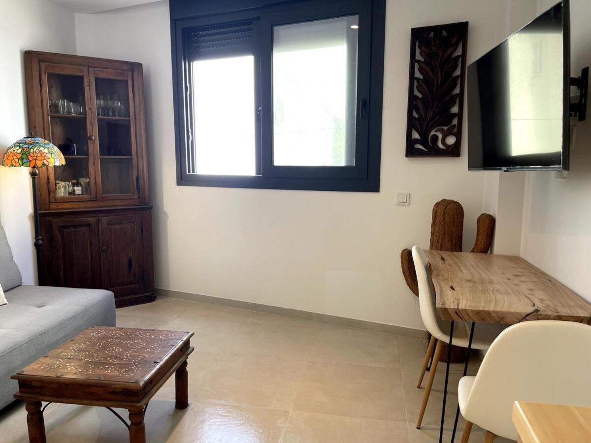 Elegant Apartment, Central, Pool And Parking
